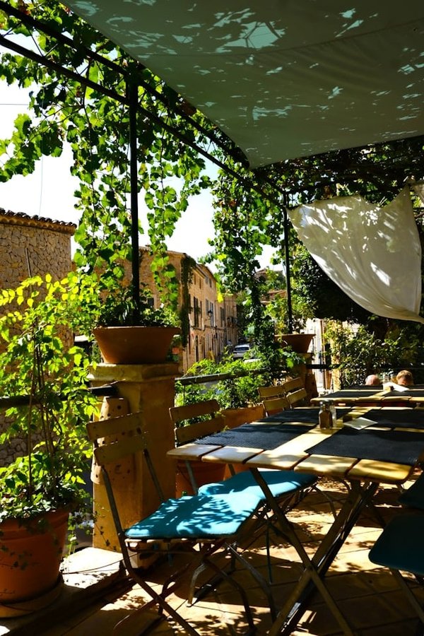 Comment aménager un espace de relaxation dans un petit jardin citadin?