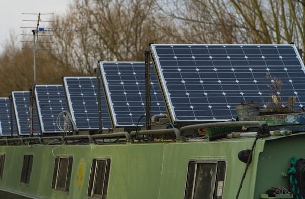 Quelle est la meilleure configuration pour des panneaux solaires sur un toit arrondi?
