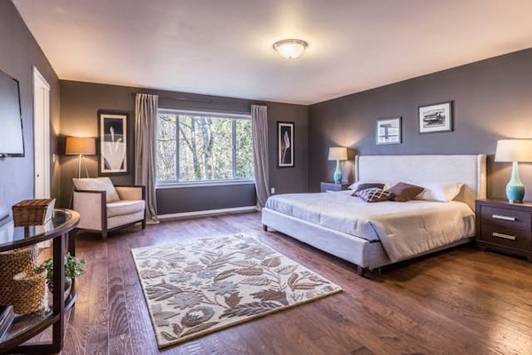 Comment aménager une chambre pour qu'elle soit adaptée à la fois au travail et au repos?