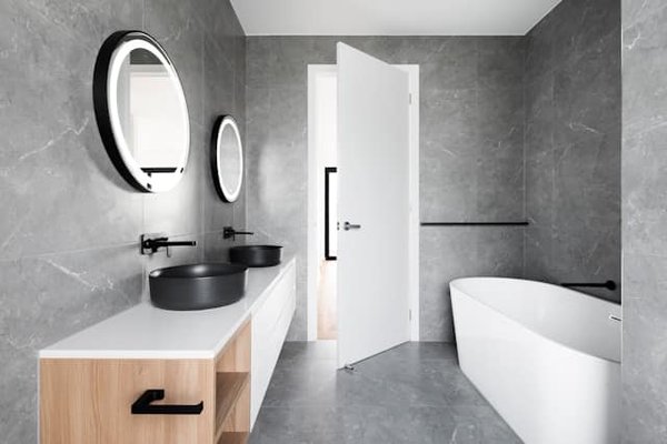 Comment aménager une salle de bain aux normes pour personnes à mobilité réduite?