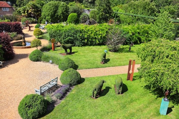 Quels matériaux utiliser pour une allée de jardin qui respecte l'environnement et limite les mauvaises herbes?