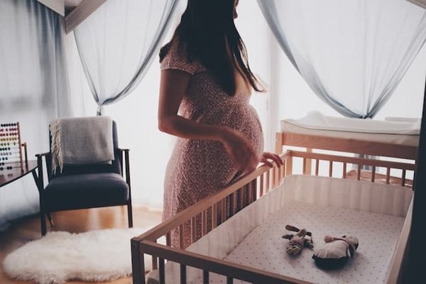 Quels sont les conseils pour déménager en toute sécurité pendant une grossesse avancée?
