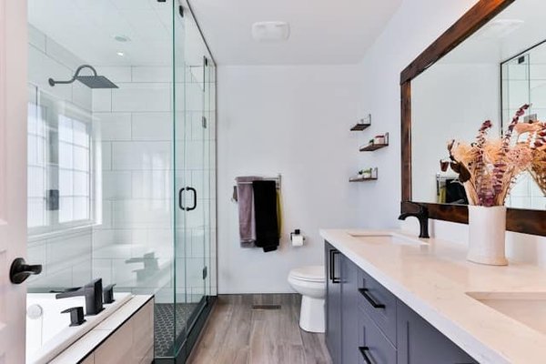 Quel modèle de store vénitien offre la meilleure résistance dans une salle de bains humide ?