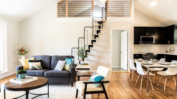 Comment optimiser l'espace sous les escaliers pour un rangement efficace?