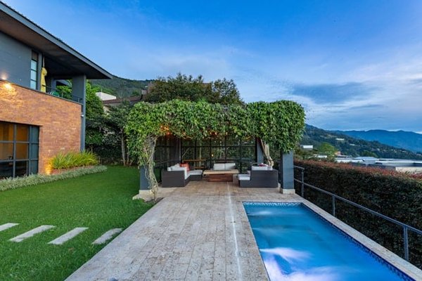 Quels sont les avantages d'une piscine avec chauffage solaire en termes de coût et d'efficacité ?