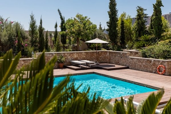 Comment choisir la taille idéale d'une piscine pour une cour de petite dimension ?